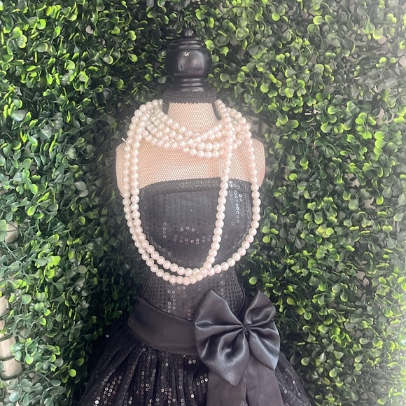 Elegant Black Mannequin Dress with Bow - Picture 3 of 5